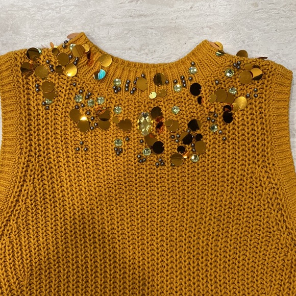 H & M Sleeveless sweater (Best Offer) - Picture 4 of 6